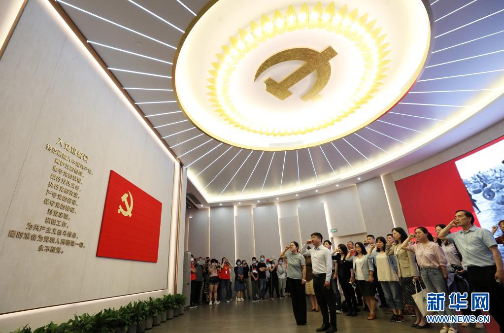6月3日，党员在全新开馆的上海中共一大纪念馆里重温入党誓词。新华社记者 刘颖 摄.jpg
