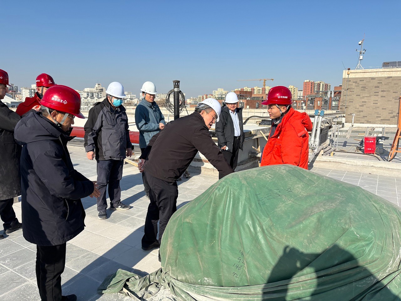 李仲平副院长带队赴院机关在建工地进行节前安全检查