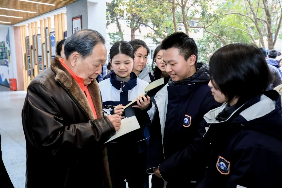 李德仁院士寄语：“从小立大志，长大做栋梁”！